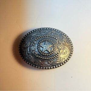 NOCONA MEN'S OVAL BERRY EDGE STAR BELT BUCKLE